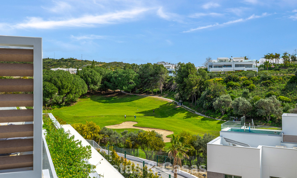 Penthouse duplex de luxe neuf avec piscine privée et vue sur la mer à vendre sur le golf à Marbella Est 806371