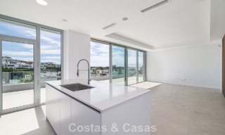 Penthouse duplex de luxe neuf avec piscine privée et vue sur la mer à vendre sur le golf à Marbella Est 806372 