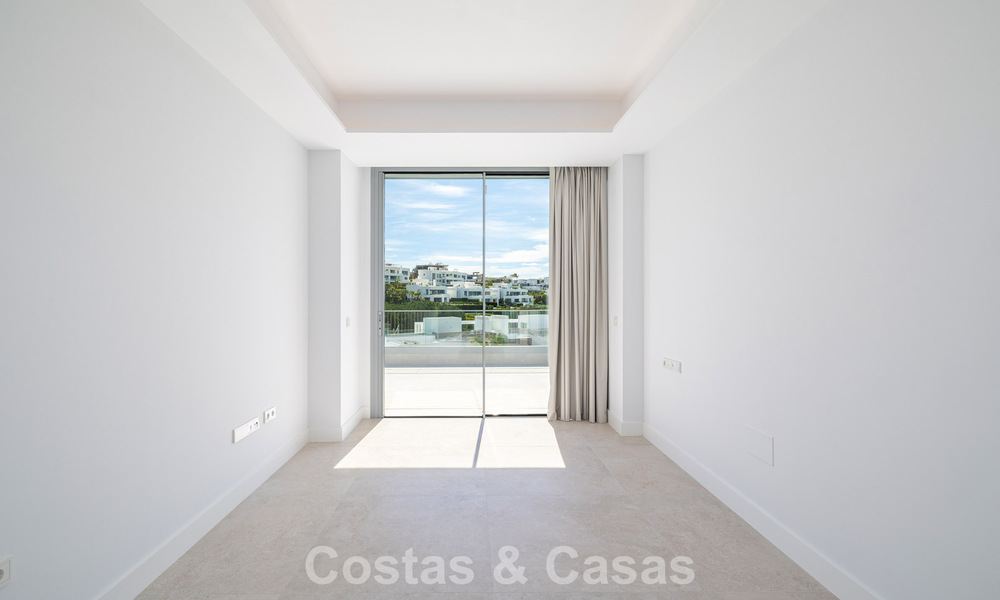 Penthouse duplex de luxe neuf avec piscine privée et vue sur la mer à vendre sur le golf à Marbella Est 806373