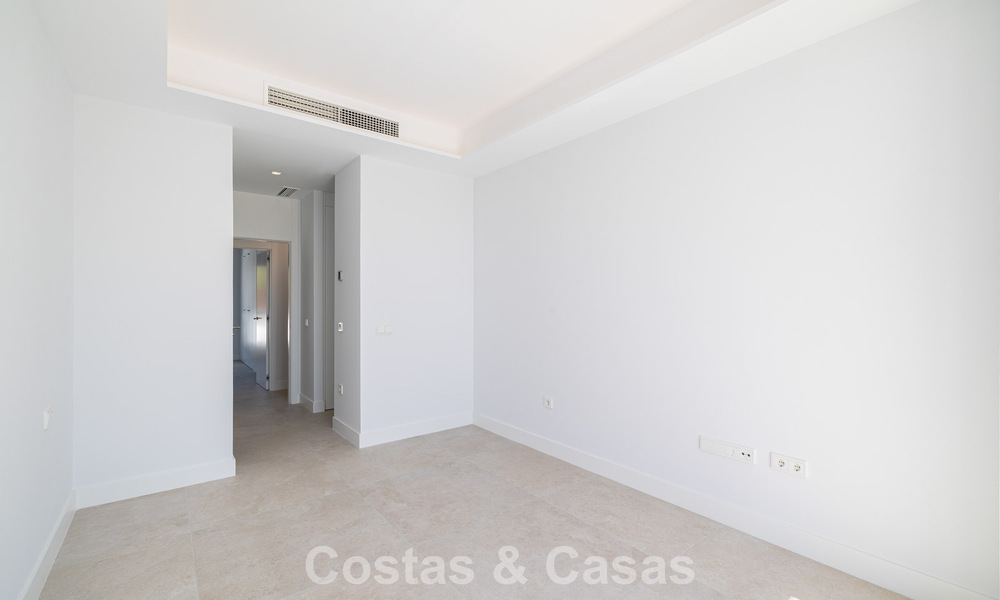 Penthouse duplex de luxe neuf avec piscine privée et vue sur la mer à vendre sur le golf à Marbella Est 806376