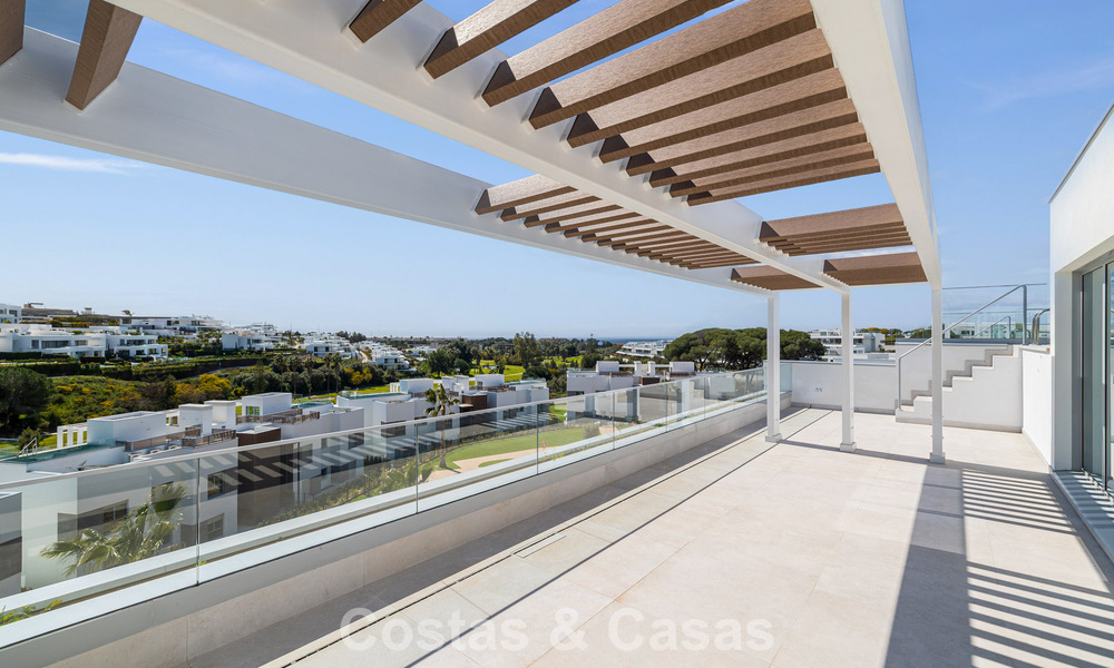 Penthouse duplex de luxe neuf avec piscine privée et vue sur la mer à vendre sur le golf à Marbella Est 806377
