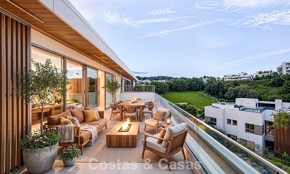 Penthouse duplex de luxe neuf avec piscine privée et vue sur la mer à vendre sur le golf à Marbella Est 806383