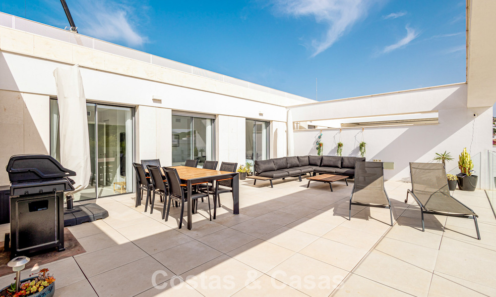 Penthouse moderne avec vaste solarium à vendre à deux pas de la plage à Elviria, Marbella Est 806397