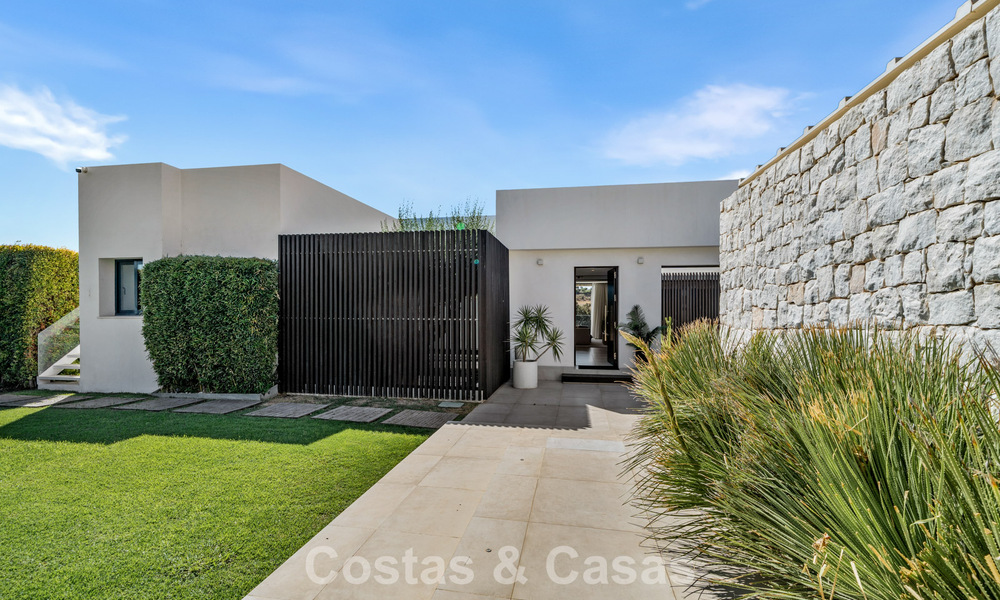 Villa contemporaine de 5 chambres en première ligne de golf à Nueva Andalucía, Marbella 806761