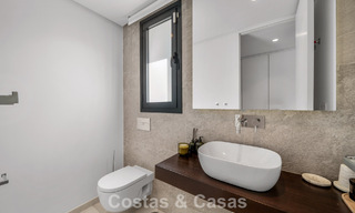 Villa contemporaine de 5 chambres en première ligne de golf à Nueva Andalucía, Marbella 806764 