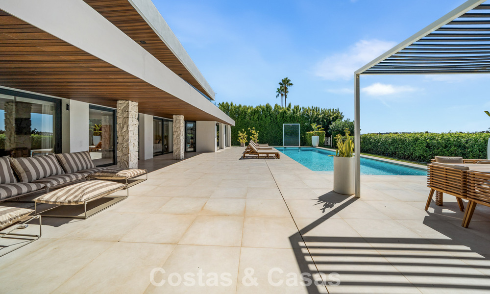 Villa contemporaine de 5 chambres en première ligne de golf à Nueva Andalucía, Marbella 806806
