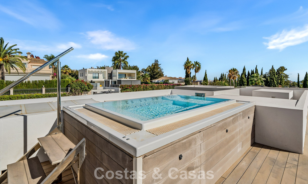 Villa contemporaine de 5 chambres en première ligne de golf à Nueva Andalucía, Marbella 806810