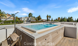 Villa contemporaine de 5 chambres en première ligne de golf à Nueva Andalucía, Marbella 806810 