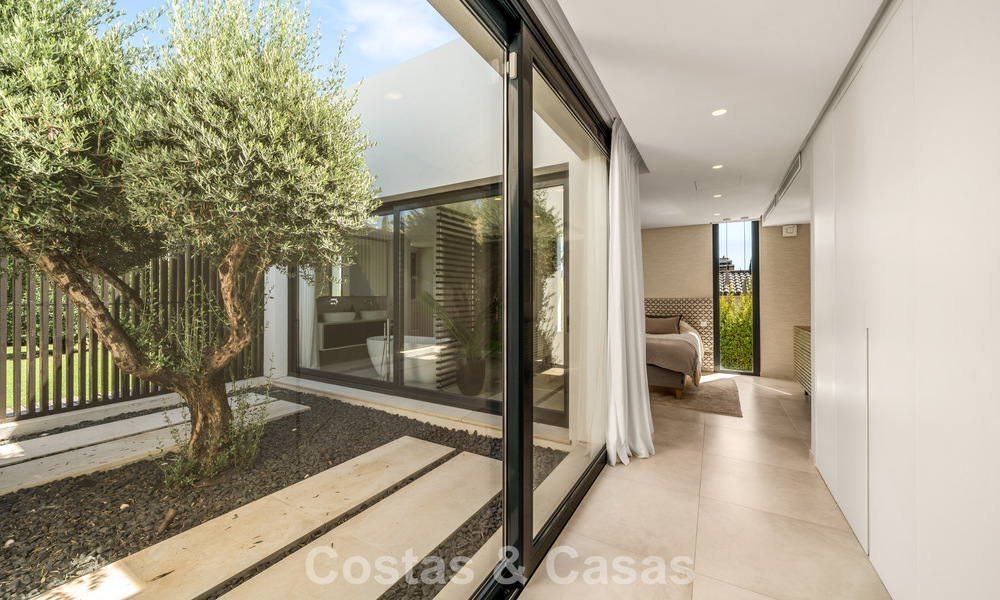 Villa contemporaine de 5 chambres en première ligne de golf à Nueva Andalucía, Marbella 806812