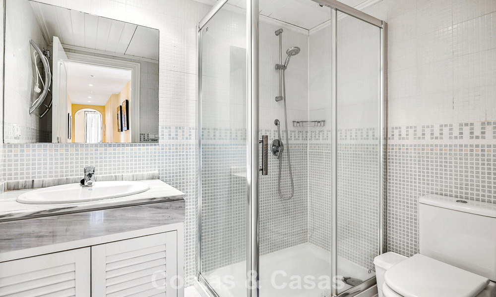 Penthouse d’angle baigné de lumière avec vue à 360° dans le resort de golf Los Arqueros, Marbella - Benahavís 806844