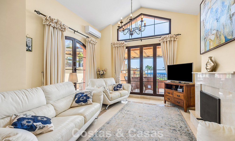 Penthouse d’angle baigné de lumière avec vue à 360° dans le resort de golf Los Arqueros, Marbella - Benahavís 806845