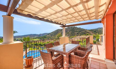 Penthouse d’angle baigné de lumière avec vue à 360° dans le resort de golf Los Arqueros, Marbella - Benahavís 806846