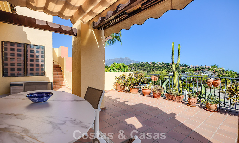 Penthouse d’angle baigné de lumière avec vue à 360° dans le resort de golf Los Arqueros, Marbella - Benahavís 806848