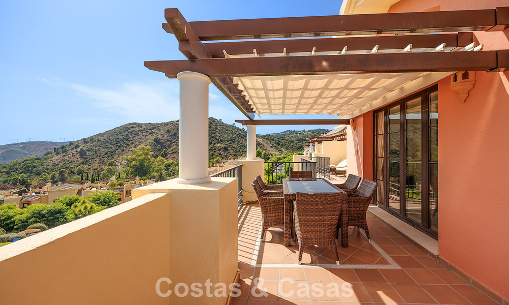 Penthouse d’angle baigné de lumière avec vue à 360° dans le resort de golf Los Arqueros, Marbella - Benahavís 806849