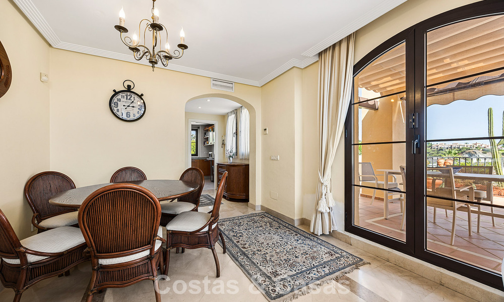 Penthouse d’angle baigné de lumière avec vue à 360° dans le resort de golf Los Arqueros, Marbella - Benahavís 806850