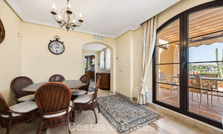 Penthouse d’angle baigné de lumière avec vue à 360° dans le resort de golf Los Arqueros, Marbella - Benahavís 806850 