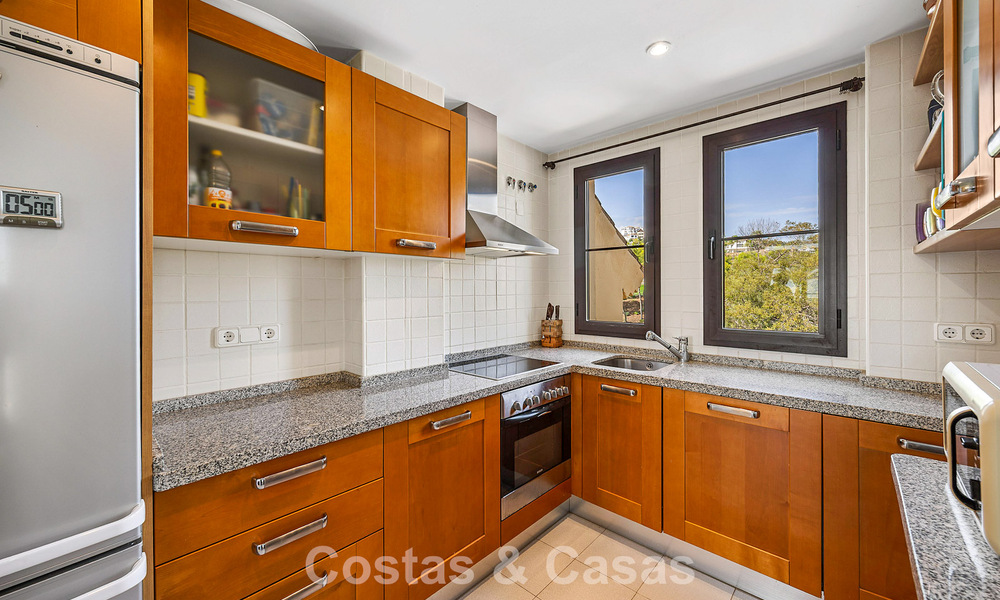 Penthouse d’angle baigné de lumière avec vue à 360° dans le resort de golf Los Arqueros, Marbella - Benahavís 806852