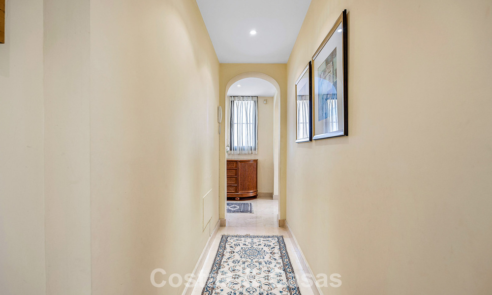 Penthouse d’angle baigné de lumière avec vue à 360° dans le resort de golf Los Arqueros, Marbella - Benahavís 806854