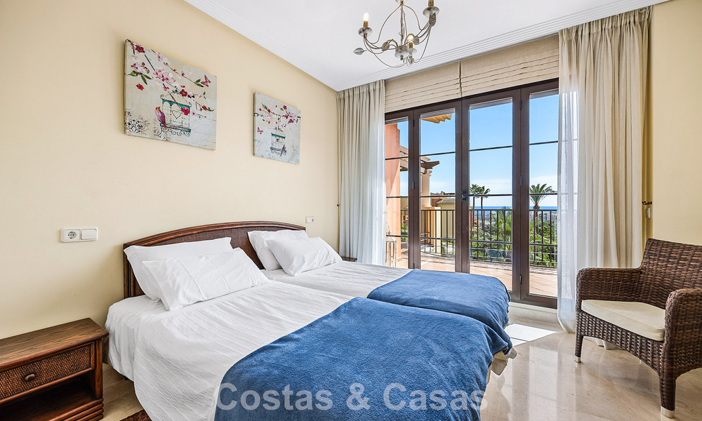 Penthouse d’angle baigné de lumière avec vue à 360° dans le resort de golf Los Arqueros, Marbella - Benahavís 806856