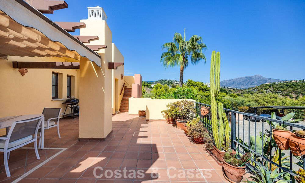 Penthouse d’angle baigné de lumière avec vue à 360° dans le resort de golf Los Arqueros, Marbella - Benahavís 806857
