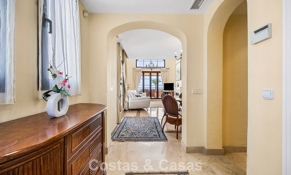 Penthouse d’angle baigné de lumière avec vue à 360° dans le resort de golf Los Arqueros, Marbella - Benahavís 806858