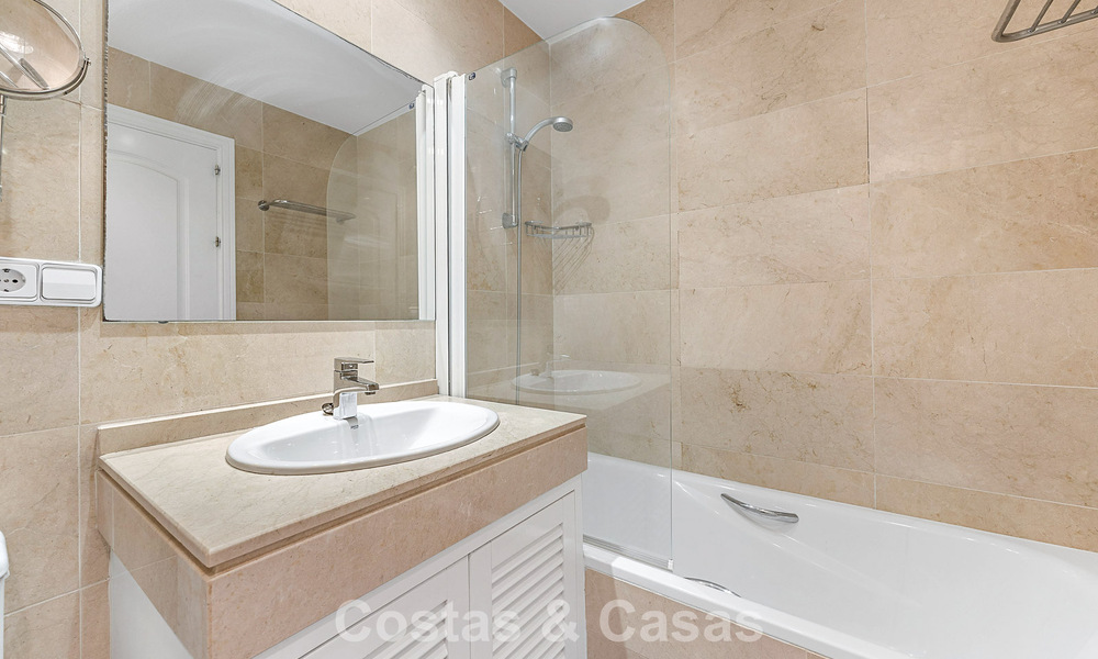 Penthouse d’angle baigné de lumière avec vue à 360° dans le resort de golf Los Arqueros, Marbella - Benahavís 806859