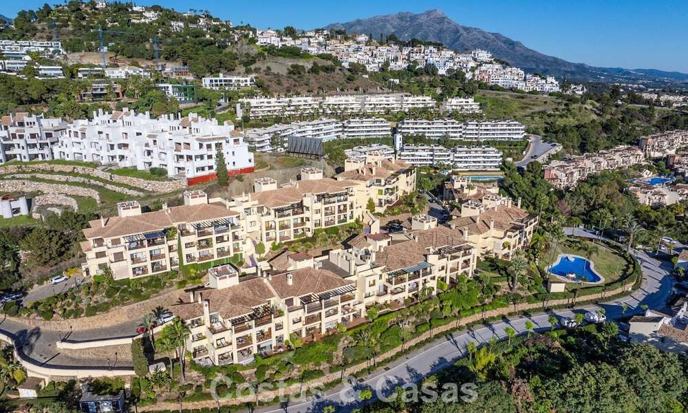 Penthouse d’angle baigné de lumière avec vue à 360° dans le resort de golf Los Arqueros, Marbella - Benahavís 806862