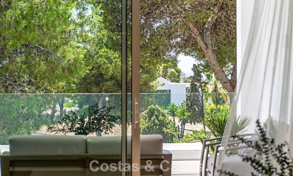 Penthouse de luxe contemporain, entièrement rénové et prêt à vivre, à quelques pas de la plage à Los Monteros, Marbella Est 806557