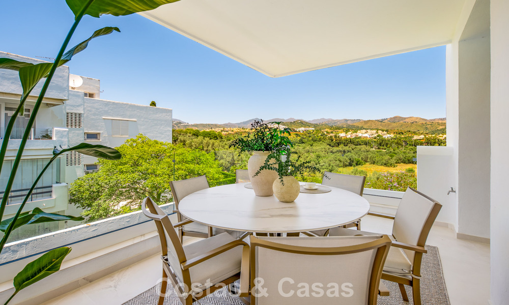Penthouse de luxe contemporain, entièrement rénové et prêt à vivre, à quelques pas de la plage à Los Monteros, Marbella Est 806558