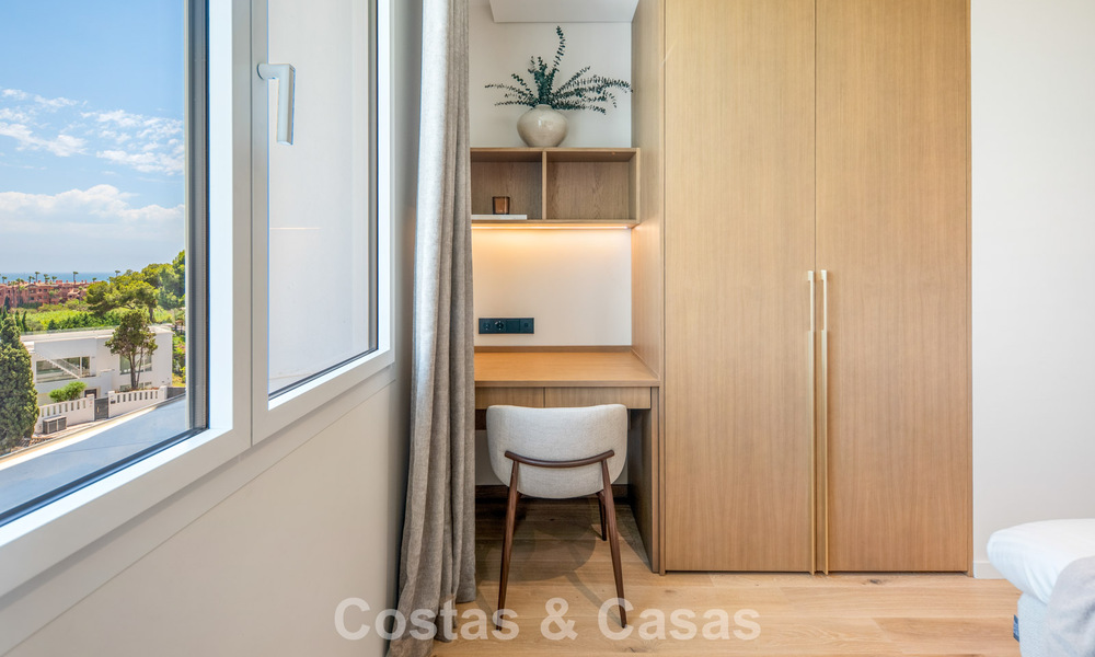 Penthouse de luxe contemporain, entièrement rénové et prêt à vivre, à quelques pas de la plage à Los Monteros, Marbella Est 806563
