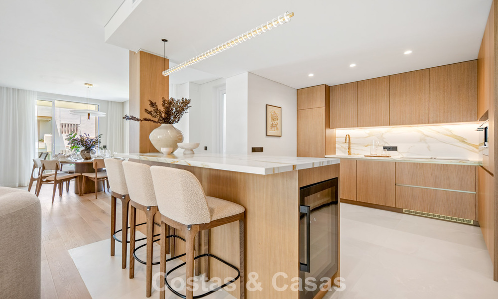 Penthouse de luxe contemporain, entièrement rénové et prêt à vivre, à quelques pas de la plage à Los Monteros, Marbella Est 806569