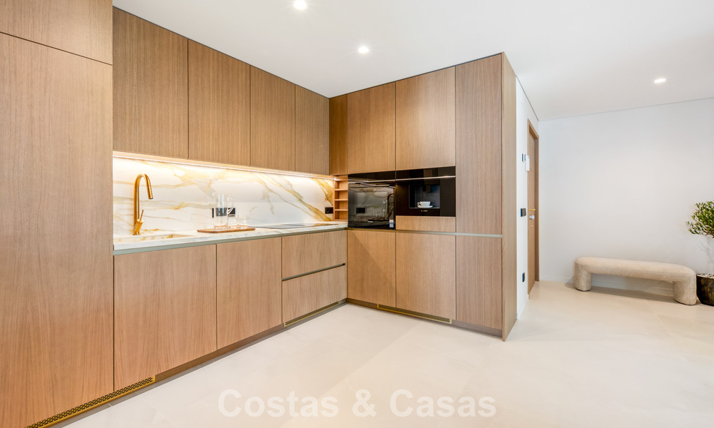 Penthouse de luxe contemporain, entièrement rénové et prêt à vivre, à quelques pas de la plage à Los Monteros, Marbella Est 806570
