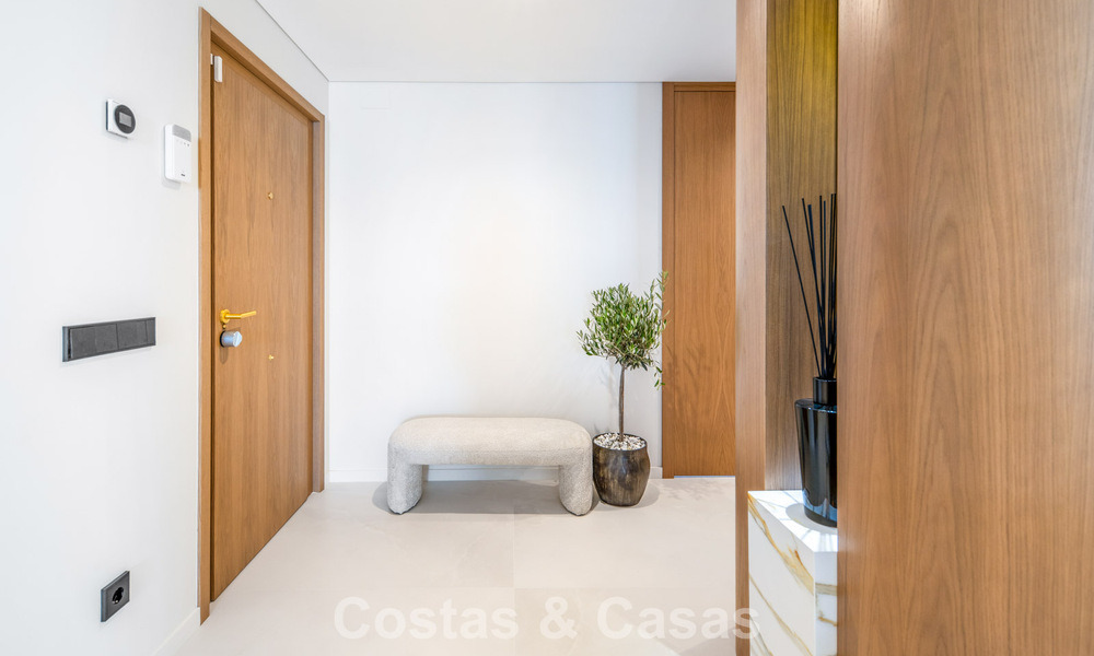Penthouse de luxe contemporain, entièrement rénové et prêt à vivre, à quelques pas de la plage à Los Monteros, Marbella Est 806575