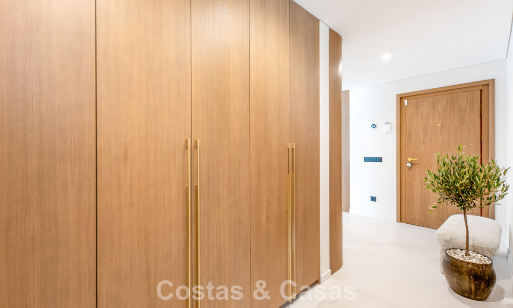 Penthouse de luxe contemporain, entièrement rénové et prêt à vivre, à quelques pas de la plage à Los Monteros, Marbella Est 806578