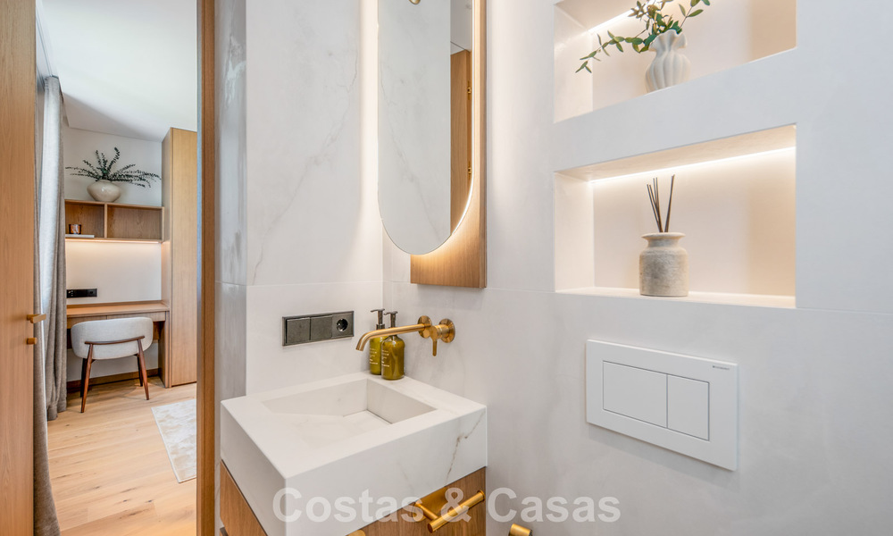 Penthouse de luxe contemporain, entièrement rénové et prêt à vivre, à quelques pas de la plage à Los Monteros, Marbella Est 806590