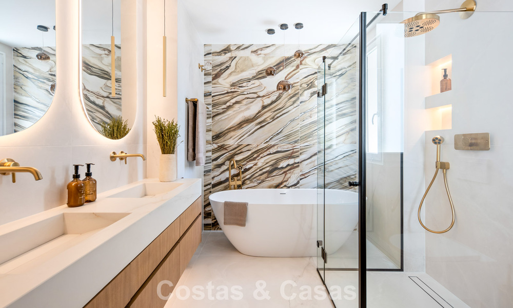 Penthouse de luxe contemporain, entièrement rénové et prêt à vivre, à quelques pas de la plage à Los Monteros, Marbella Est 806596