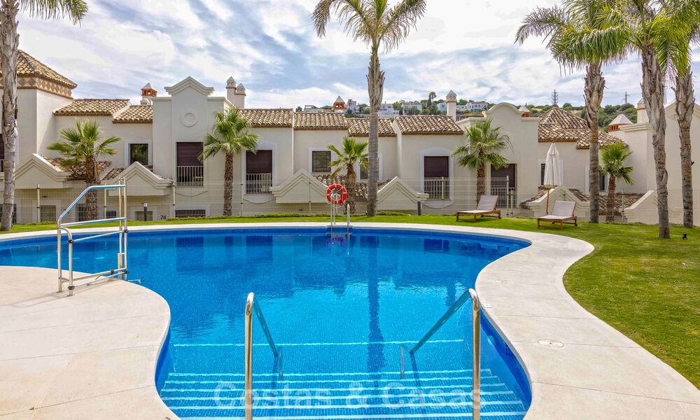 Maisons mitoyennes prêtes à habiter avec une architecture méditerranéenne en première ligne de golf à Estepona 806864