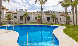 Maisons mitoyennes prêtes à habiter avec une architecture méditerranéenne en première ligne de golf à Estepona 806864 