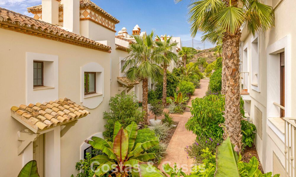 Maisons mitoyennes prêtes à habiter avec une architecture méditerranéenne en première ligne de golf à Estepona 806867