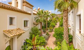 Maisons mitoyennes prêtes à habiter avec une architecture méditerranéenne en première ligne de golf à Estepona 806867 