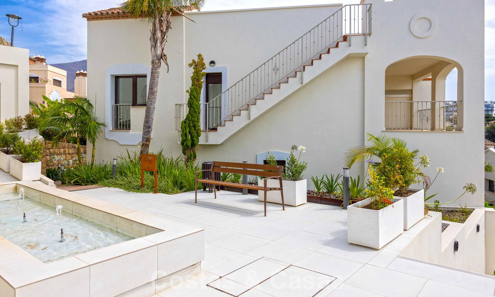 Maisons mitoyennes prêtes à habiter avec une architecture méditerranéenne en première ligne de golf à Estepona 806868