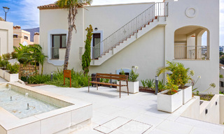 Maisons mitoyennes prêtes à habiter avec une architecture méditerranéenne en première ligne de golf à Estepona 806868 