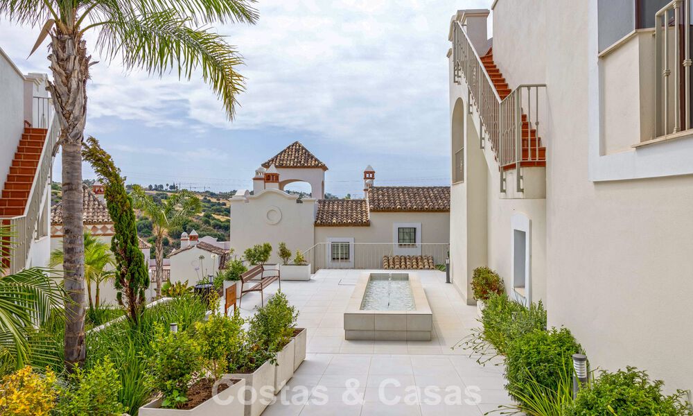 Maisons mitoyennes prêtes à habiter avec une architecture méditerranéenne en première ligne de golf à Estepona 806869
