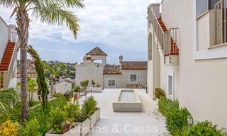 Maisons mitoyennes prêtes à habiter avec une architecture méditerranéenne en première ligne de golf à Estepona 806869 