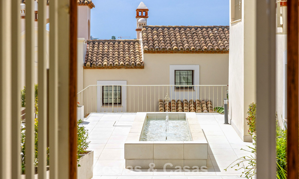 Maisons mitoyennes prêtes à habiter avec une architecture méditerranéenne en première ligne de golf à Estepona 806870
