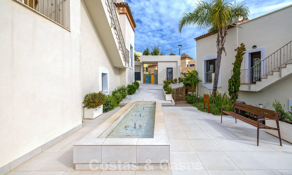 Maisons mitoyennes prêtes à habiter avec une architecture méditerranéenne en première ligne de golf à Estepona 806871