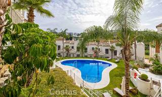 Maisons mitoyennes prêtes à habiter avec une architecture méditerranéenne en première ligne de golf à Estepona 806873 