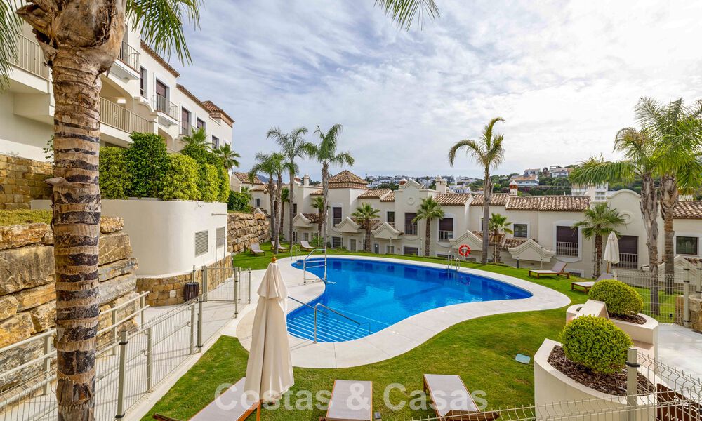 Maisons mitoyennes prêtes à habiter avec une architecture méditerranéenne en première ligne de golf à Estepona 806874
