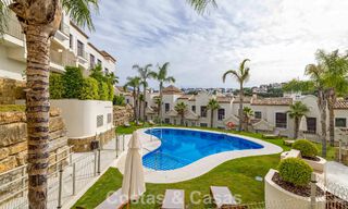 Maisons mitoyennes prêtes à habiter avec une architecture méditerranéenne en première ligne de golf à Estepona 806874 