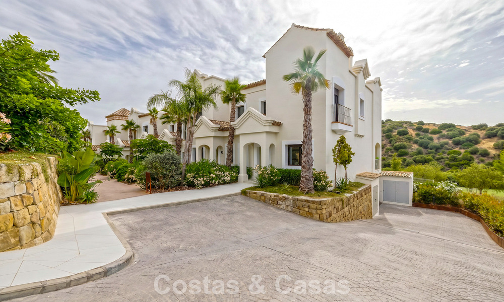 Maisons mitoyennes prêtes à habiter avec une architecture méditerranéenne en première ligne de golf à Estepona 806876